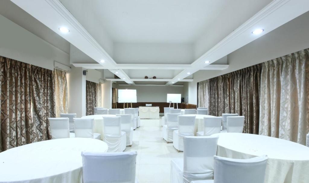 Lake View Resort Lonavala Exteriér fotografie